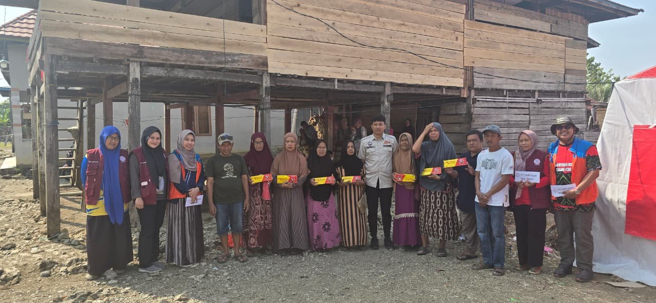 Hari Farmasi Sedunia, IAI Bone Hadir untuk Korban Kebakaran di Sanrangeng